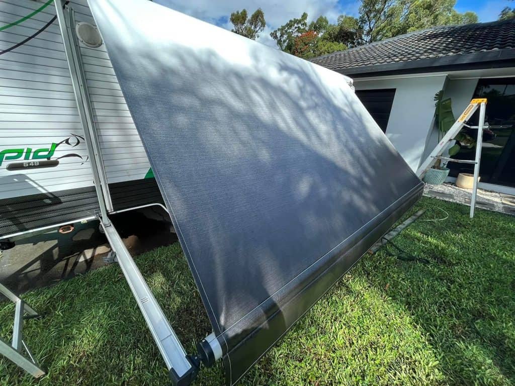 Install and add skin awnings - high quality, durable, waterproof - Kakadu Annexes